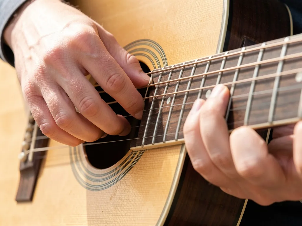 Dedos de violonista em diferentes ângulos pressionando as cordas no braço do violão